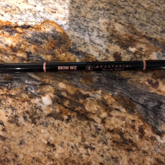 Anastasia Beverly Hills brow wiz - Picture 1 of 4